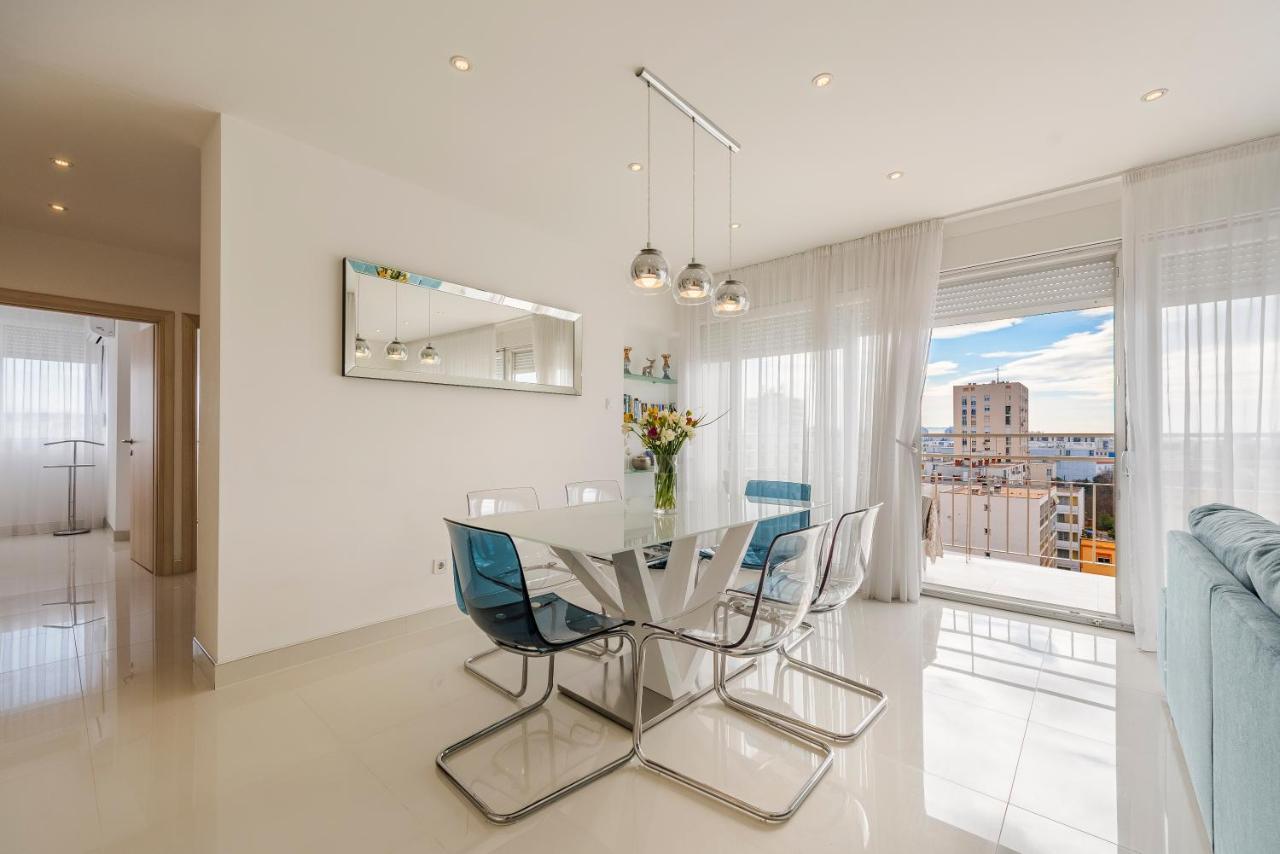 Urban Luxury Apartment *