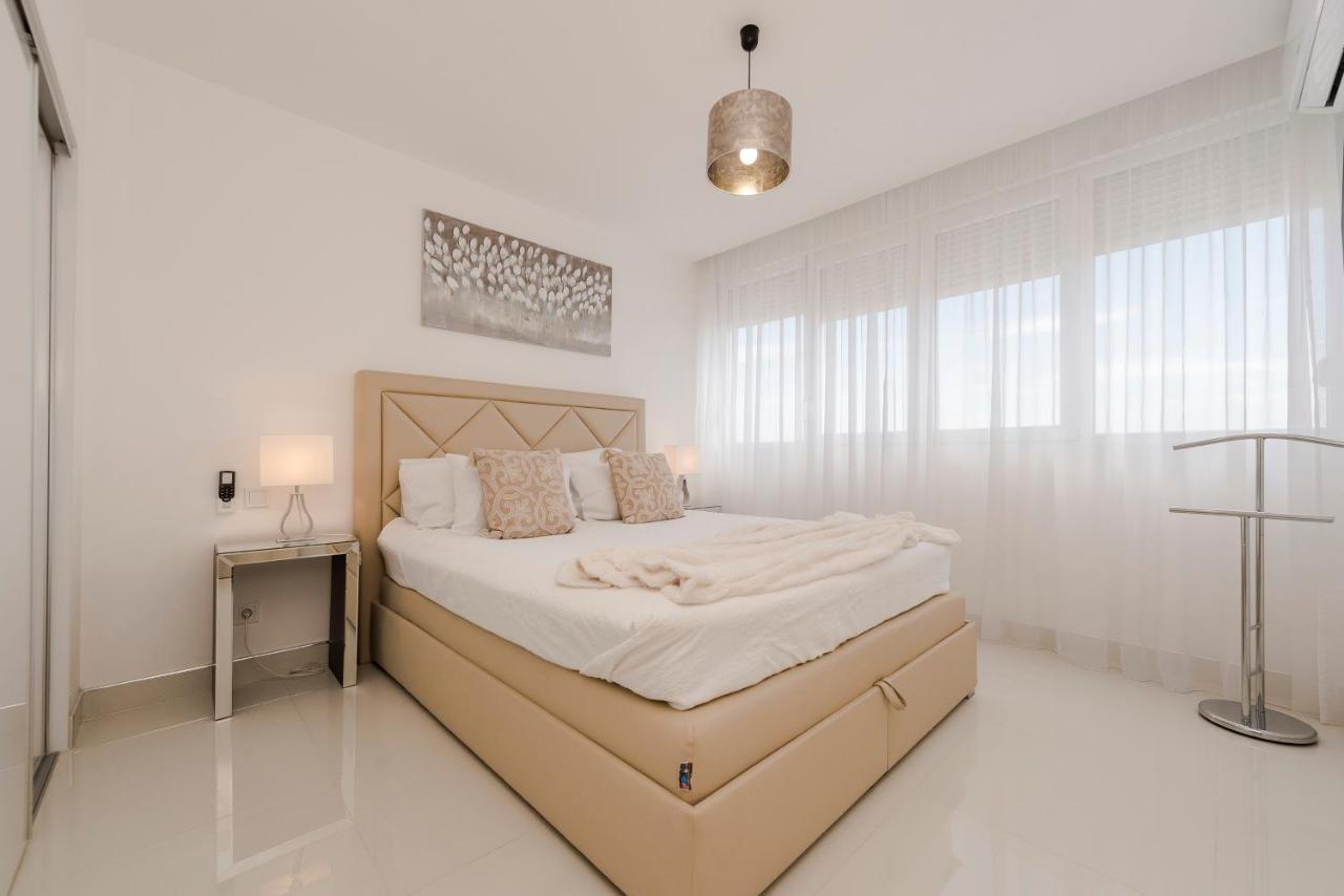Urban Luxury Apartment *